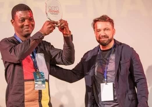 Christian Guehi reçoit son prix des mains du directeur général du Goethe Institut du Burkina Faso
