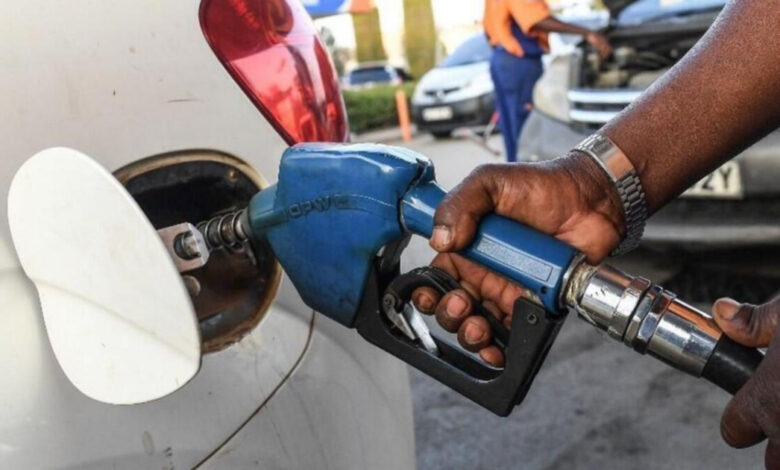 Carburant: Le prix à la pompe revu à la hausse