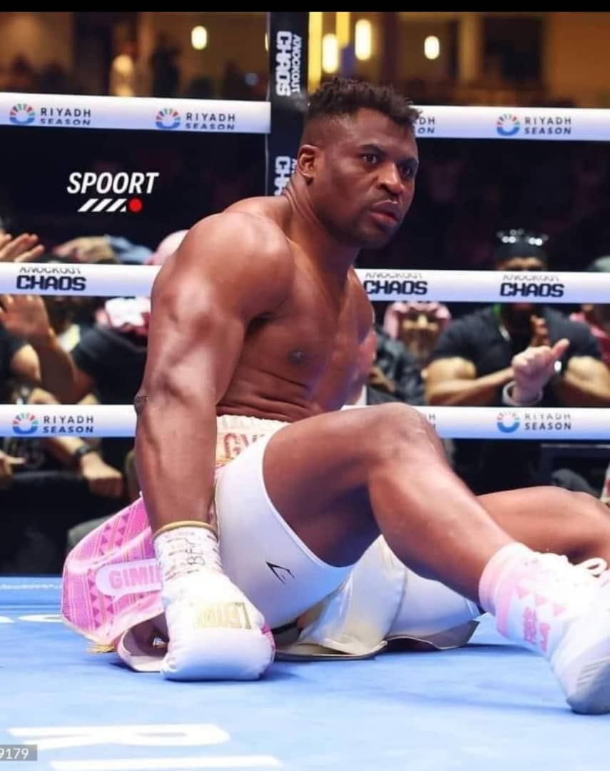 Boxe anglaise : Francis Ngannou tombe devant Anthony Joshua.